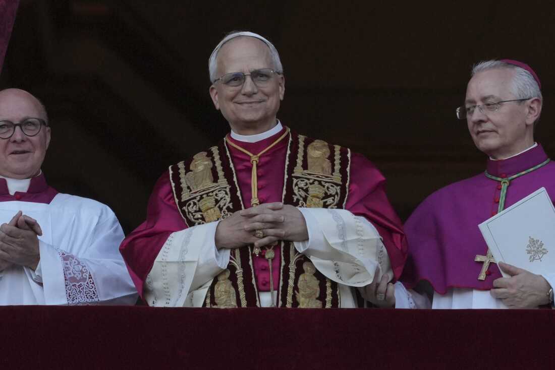 El recién elegido Papa Leo XIV aparece en el balcón de la Basílica de San Pedro en el Vaticano, el jueves.