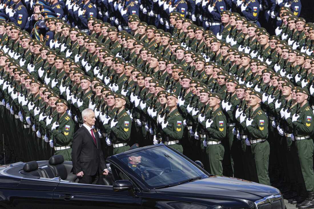 El ministro de Defensa ruso, Andrei Belosov, es conducido a lo largo de la Plaza Roja en un automóvil Aurus durante el Desfile Militar del Día de la Victoria en Moscú, Rusia, el viernes 9 de mayo de 2025, marcando el 80 aniversario de la victoria de la Unión Soviética sobre la Alemania nazi durante la Segunda Guerra Mundial.