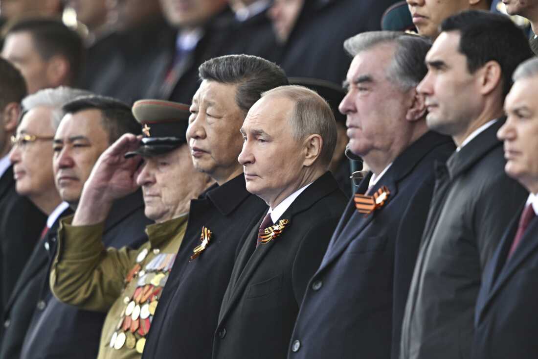 Desde la segunda derecha: el presidente de Turkmenistán, Serdar Berdimuhamedow, el presidente de Tayikistán, Emomali Rakhmon, el presidente ruso Vladimir Putin y el presidente chino Xi Jinpin observan el desfile militar del Día de la Victoria en la victoria de Moscú, Rusia, el viernes 9 de mayo de 2025, durante las celebraciones del 80 anual del aniversario del sindicato de la Unión Soviet durante la Alemania de Nazi de la Guerra Nazi durante la Alemania de Nazi.