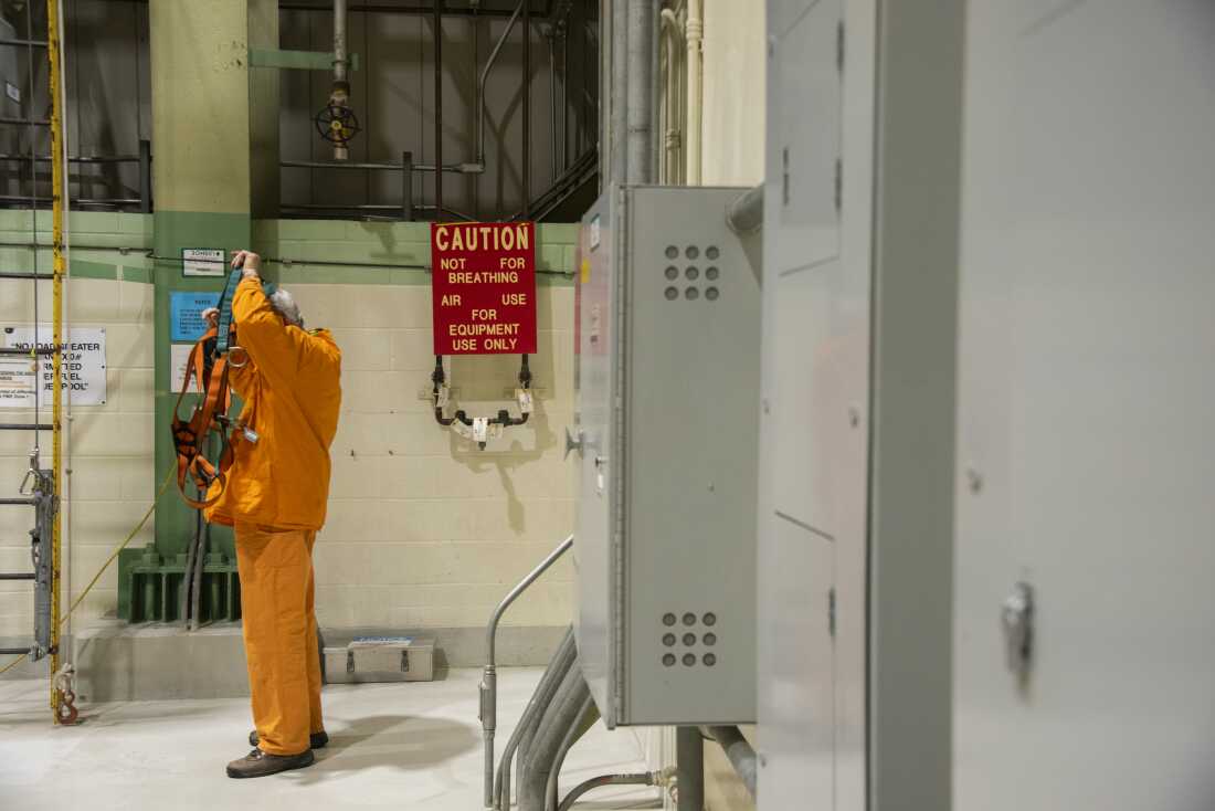 Un trabajador coloca el equipo de seguridad en la planta nuclear de Peach Bottom en Delta, Pensilvania, EE. UU., El martes 19 de febrero de 2019. La NRC establece estándares de seguridad de radiación para los trabajadores nucleares y el público.