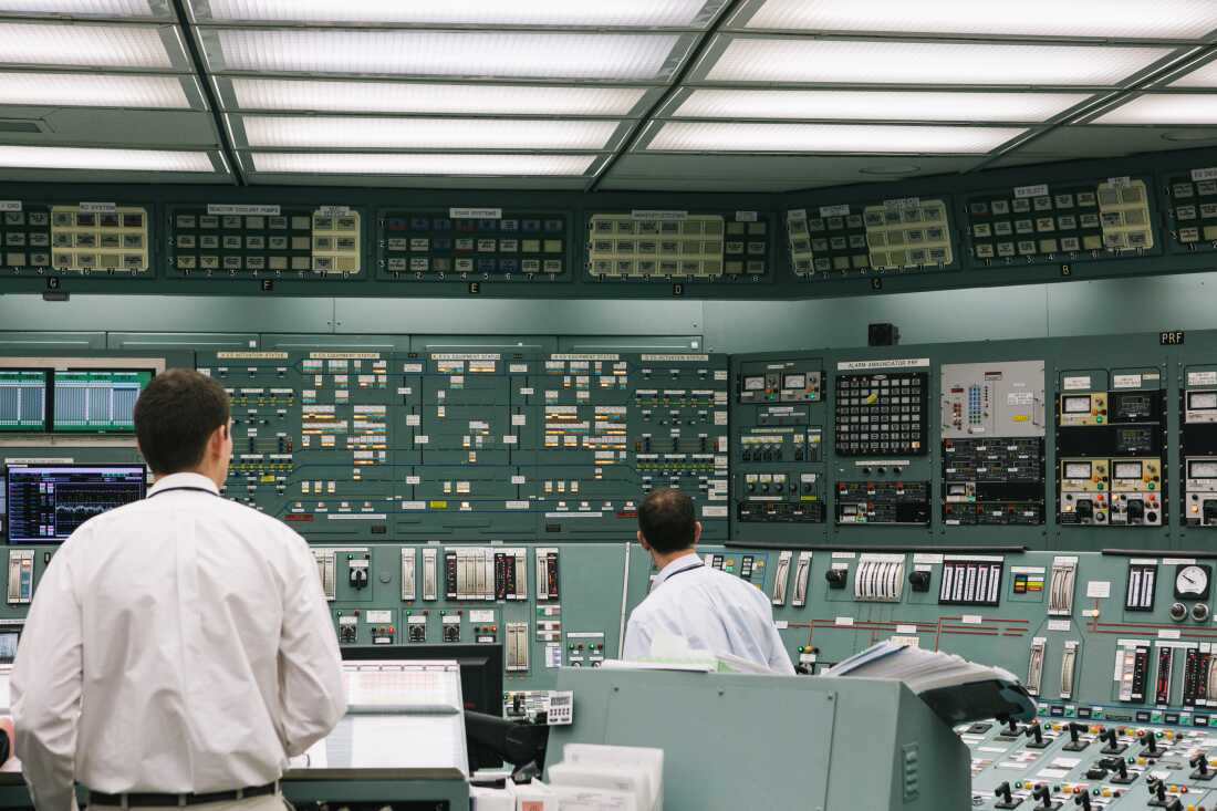 Los operadores de reactores trabajan en la sala de control en la planta de energía nuclear de Three Mile Island en Middletown, Pennsylvania, EE. UU., El 11 de abril de 2018. Un nuevo borrador de la orden ejecutiva podría reducir el tamaño de la NRC al revisar sus regulaciones.