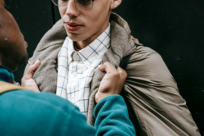 El joven confronta a sus padres después de que exigen que invite a su hermano de naip de casa a la boda, causando tensión familiar.