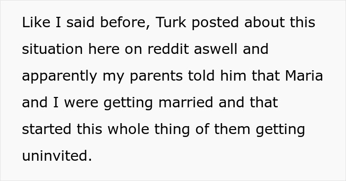 Extracto de texto de una publicación de Reddit que explica que los padres no se invitaron de la boda del hermano después de exigir invitación.