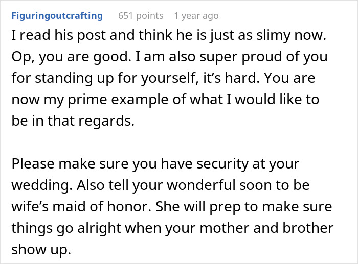 Reddit comentario alabando a OP por enfrentarse a los padres y manejar el conflicto de bodas de un hermano que involucra a un naip de casa.