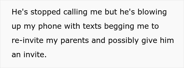 Mensaje de texto discutiendo a alguien rogando que reinvite a los padres y posiblemente invite a un hermano de naip de casa a una boda.