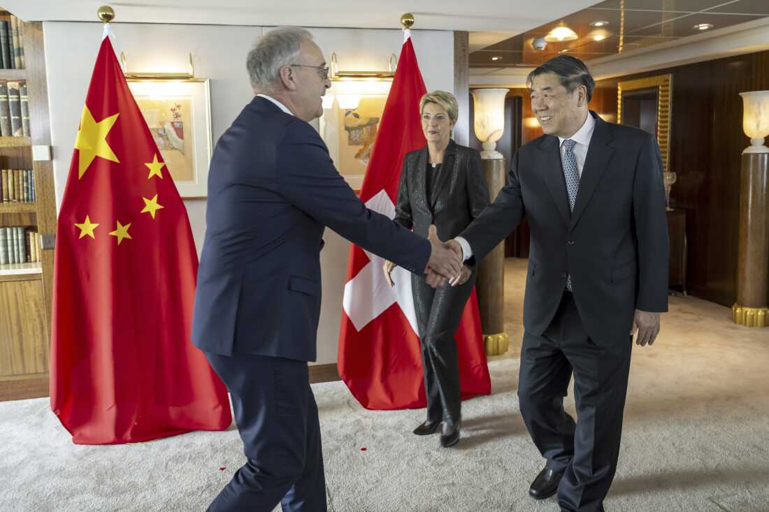 El ministro de economía de Suiza, el concejal federal Guy Parmelin, a la izquierda, se da la mano con el vicepresidente chino, He Lifeng, a la derecha, al lado del presidente de Suiza, Karin Keller-Sutter, centro, durante una reunión bilateral entre Suiza y China, en Ginebra, Suiza, el viernes 9 de mayo de 2025. (Martial Trezzini/Keystone a través de AP, Pool).