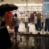 Los clientes chinos pasean por una tienda de ropa en Taikoo Li Sanlitun en Beijing. El poderoso politburó de China ha respaldado la estrategia del Partido Comunista del fallo para hacer crecer la economía al alentar más gastos de los consumidores y eliminar a las empresas improductivas para promover 