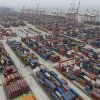 Los contenedores de envío se ven listos para el transporte en el puerto de Guangzhou en el distrito de Nansha en la provincia de Guangdong del sur de China en abril de 2025.