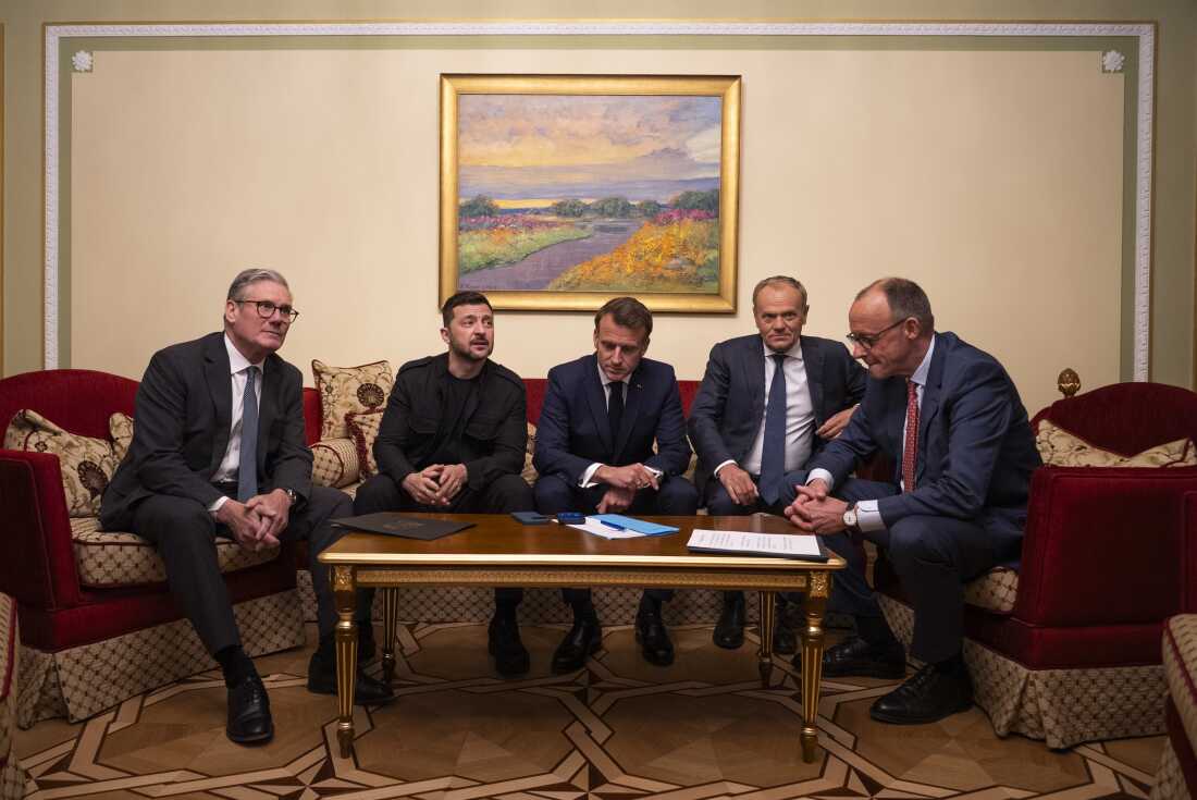 Desde la izquierda, el primer ministro británico, Keir Starmer, el presidente Volodymyr Zelenskyy, el presidente francés Emmanuel Macron, el primer ministro polaco Donald Tusk y el canciller alemán Friedrich Merz hacen un llamado al presidente estadounidense Donald Trump de Kiev, Ucrania, el sábado 10 de mayo de 2025.