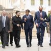 Desde la segunda izquierda, el primer ministro británico Keir Starmer, el presidente ucraniano Volodymyr Zelenskyy, el presidente francés Emmanuel Macron, el canciller alemán Friedrich Merz y el primer ministro de Polonia, Donald Tusk, caminan en el Palacio Presidencial en Kiev, Ucrania, el sábado 10 de mayo de 2025.