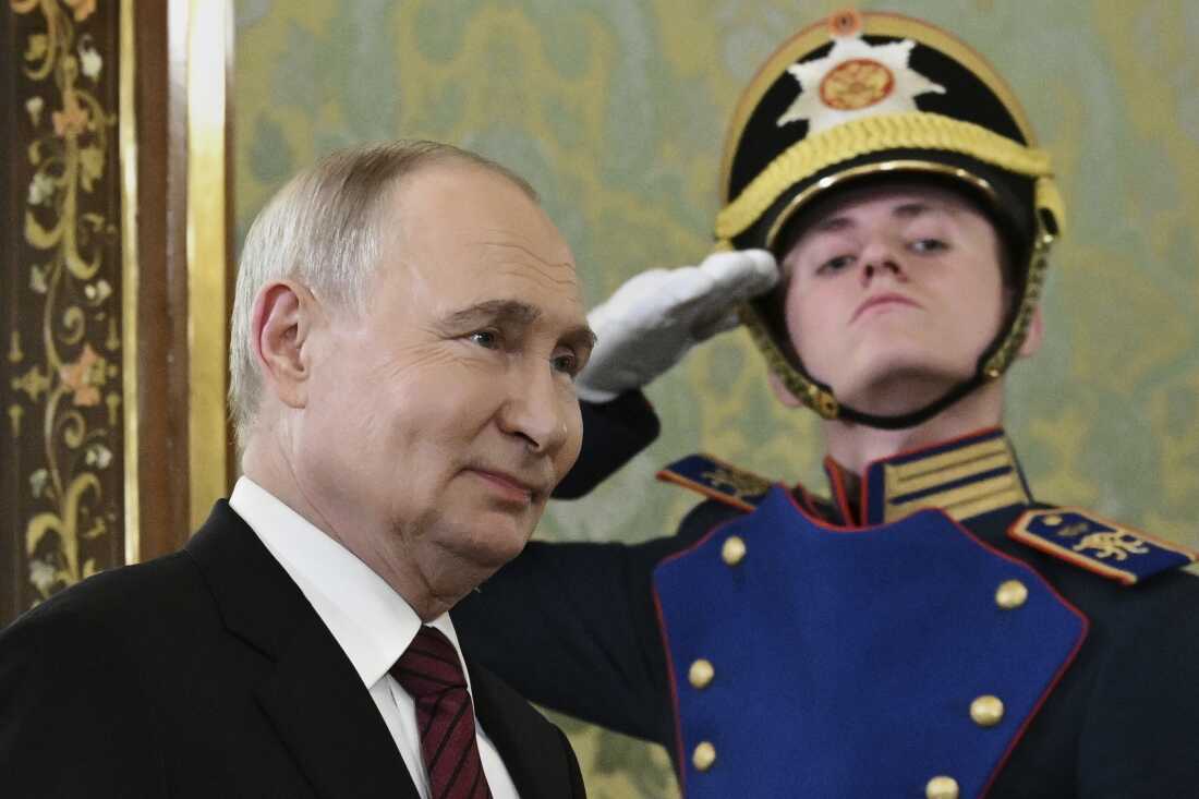 El presidente ruso, Vladimir Putin, ingresa a una sala para reunirse con el presidente de Osetian del Sur, Alan Gagloyev, en el Gran Palacio del Kremlin en Moscú, Rusia, el sábado 10 de mayo de 2025, durante las celebraciones del 80 aniversario de la victoria de la Unión Soviética sobre la Alemania Nazi durante la Segunda Guerra Mundial.