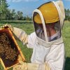 Kimberly Drennan, CEO y cofundadora, revisando sus abejas en Boulder, Colorado