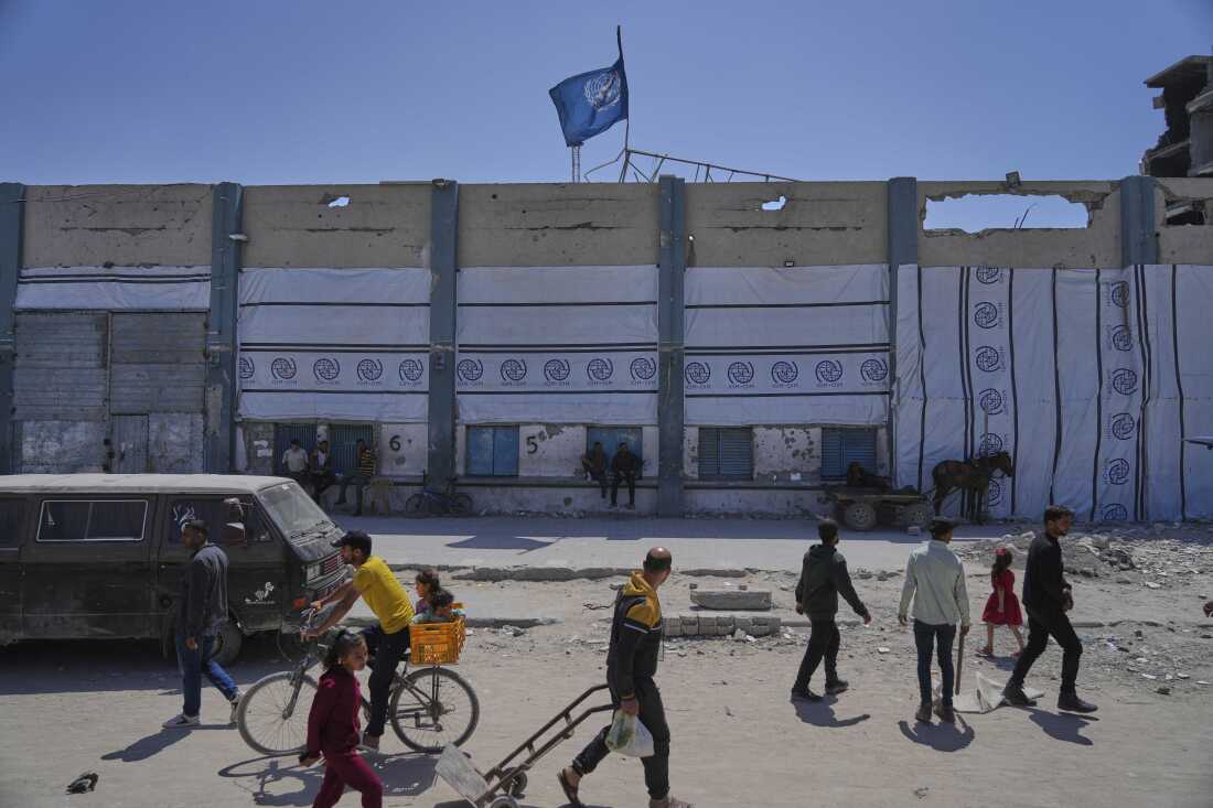 Los palestinos caminan al lado del Centro de Distribución de Ayuda Humanitaria Cerrada de UNRWA, la agencia de la ONU que ayuda a los refugiados palestinos en Jabaliya, Gaza Strip el martes 29 de abril de 2025.