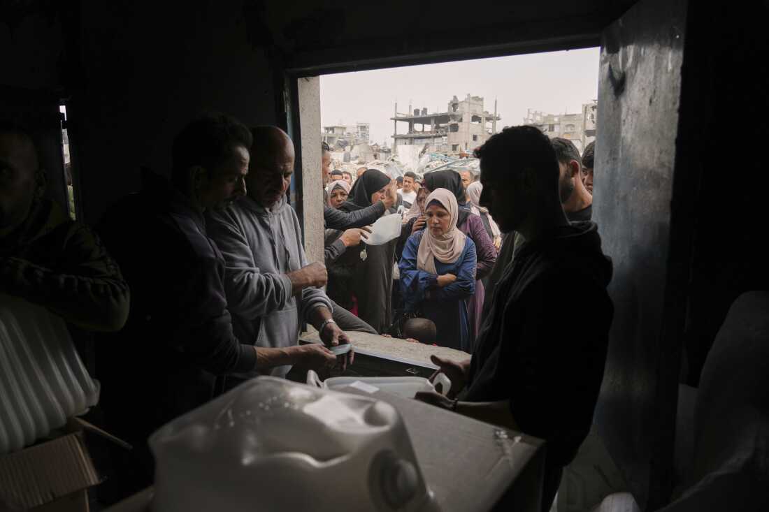 Los palestinos reciben ayuda humanitaria distribuida por UNRWA, la agencia de la ONU que ayuda a los refugiados palestinos en Jabaliya, Strip de Gaza el miércoles 9 de abril de 2025.