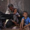 Wedad Abdelaal y su esposo Ammar alimentan a su hijo de 9 meses Khaled, en su tienda de campaña en un campamento para palestinos desplazados en Mawasi Khan Younis, Gaza Strip el viernes.