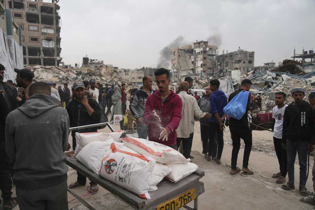 Los palestinos reciben bolsas de harina y otra ayuda humanitaria distribuidas por UNRWA, la agencia de la ONU que ayuda a los refugiados palestinos en Jabaliya, Gaza Strip el martes 1 de abril de 2025.