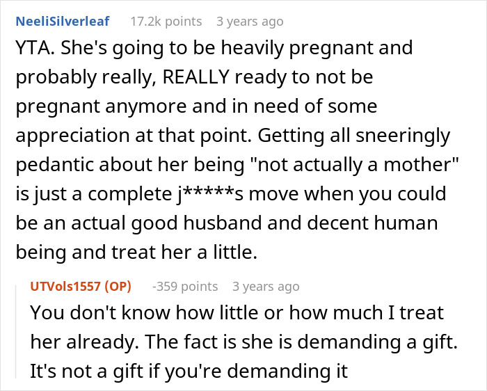 Comentario de Reddit discutiendo a un hombre que se niega a reconocer a su esposa embarazada como madre u recibir un regalo del Día de la Madre.
