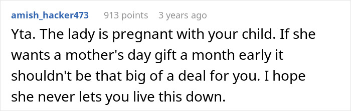Captura de pantalla de un comentario de Reddit discutiendo a un hombre que no considera a su esposa embarazada como madre y rechaza un regalo del Día de la Madre.