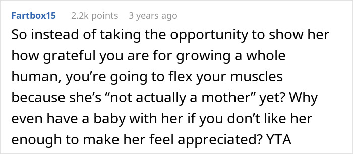 Texto alternativo: comentario de Reddit criticando al hombre por no considerar a su esposa embarazada una madre o conseguirle un regalo del Día de la Madre.