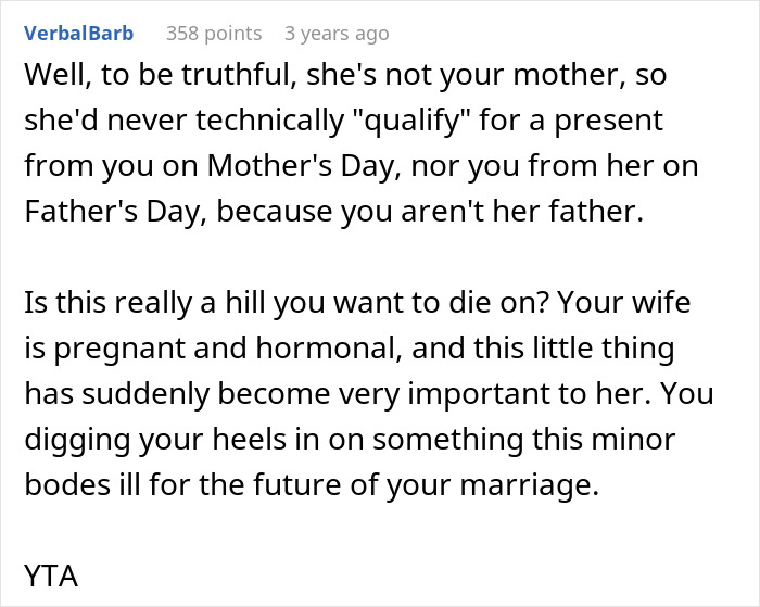Captura de pantalla de un comentario de Reddit discutiendo a un hombre que se niega a reconocer a su esposa embarazada como madre en el Día de la Madre.