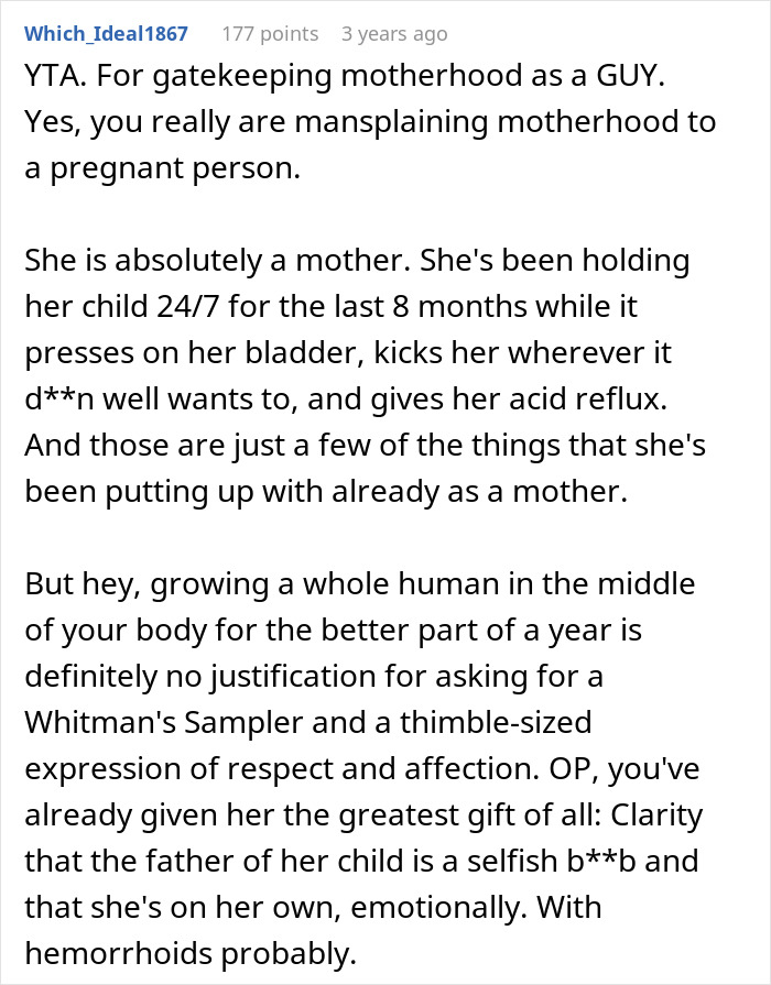 Captura de pantalla de comentarios en línea criticando a un hombre que no considera a su esposa embarazada como una madre o dale un regalo del Día de la Madre.