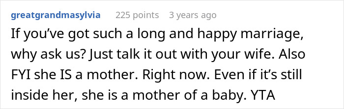 Captura de pantalla de un comentario en línea argumentando que una esposa embarazada ya es madre y debe ser reconocida como tal.