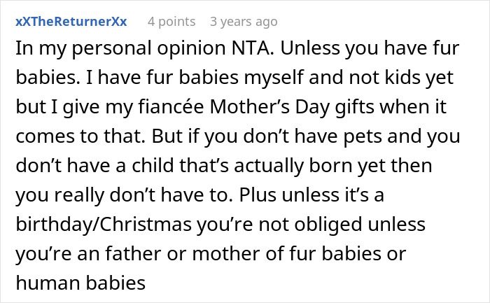 Extracto de texto discutiendo a un hombre que se niega a considerar a su esposa embarazada como madre o darle un regalo del Día de la Madre.