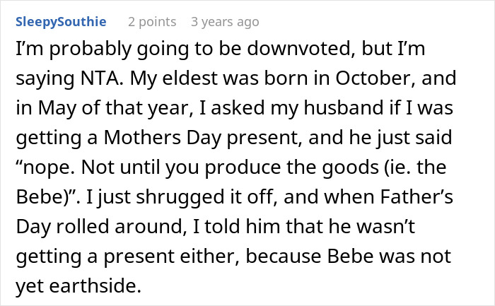 Captura de pantalla de un comentario de Reddit discutiendo a un hombre que aún no considera a su esposa embarazada como madre.