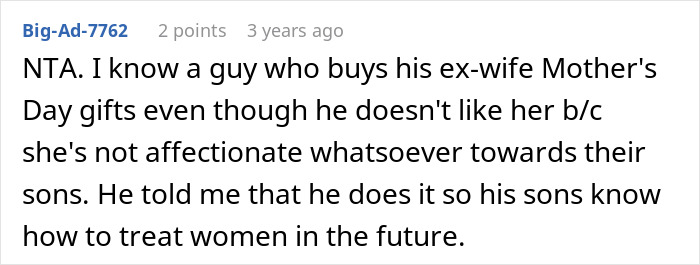 Captura de pantalla de un comentario en el foro sobre un hombre que se niega a recibir un regalo del Día de la Madre para su esposa embarazada.