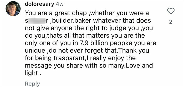La captura de pantalla de un comentario de redes sociales de apoyo alabando a un ex bailarín se volvió monje para su viaje único.