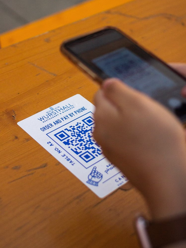 Transparencia en el café: un primer plano de una persona escaneando un código QR con su teléfono.