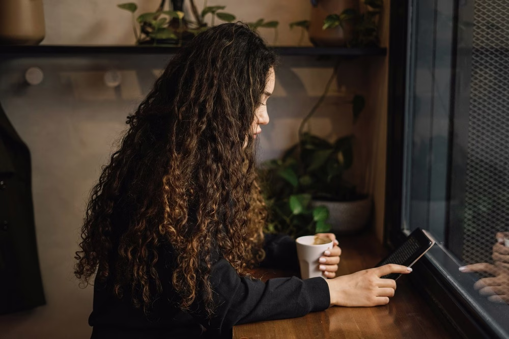 Transparencia en el café: una mujer se ve desde el lado bebiendo una taza de café.