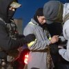 Los oficiales de inmigración y cumplimiento de la aduana de los Estados Unidos usan una cadena para contener más cómodamente a una persona detenida con esposas colocadas en el frente.