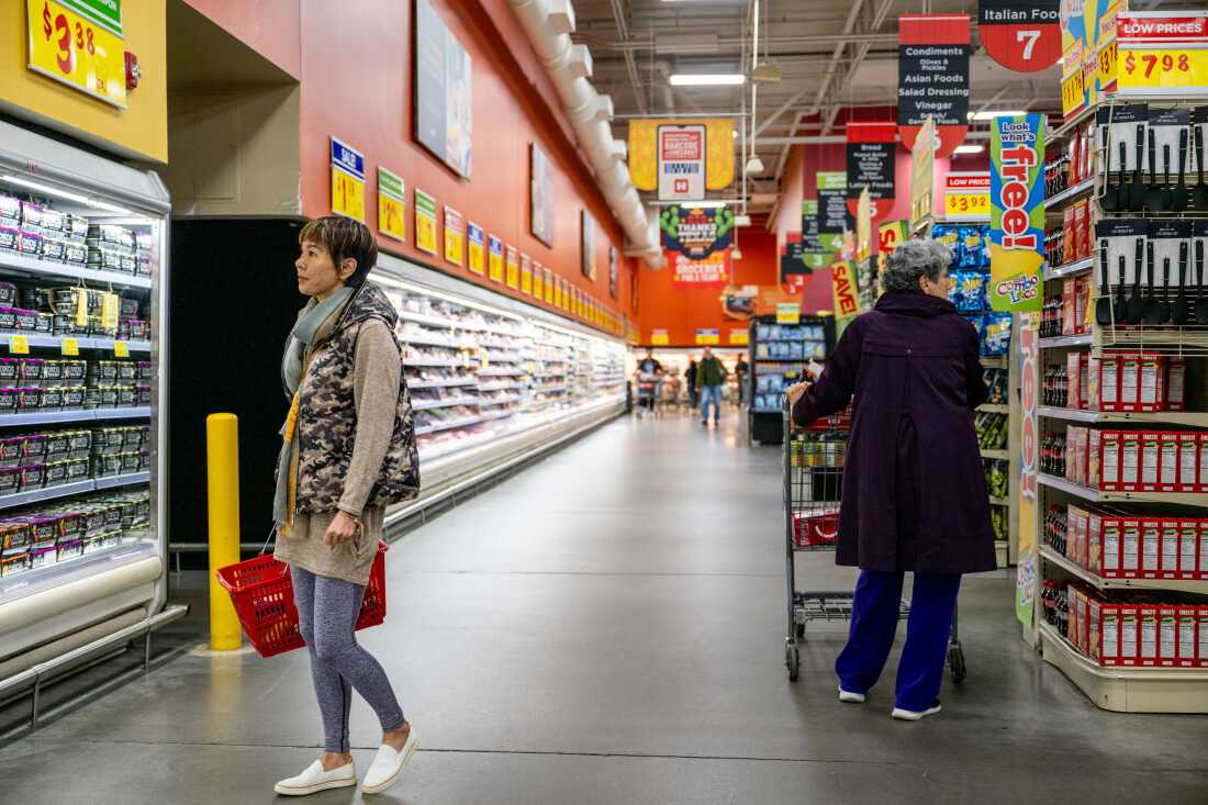 Los clientes compran productos en una tienda de comestibles el 12 de febrero de 2025 en Austin, Texas.