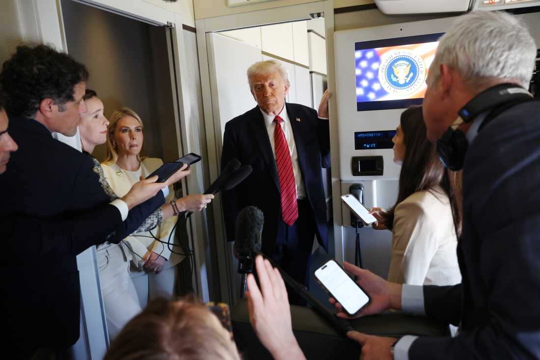 El presidente Trump habla con los periodistas en Air Force One sobre su reunión con el presidente interino de Siria mientras vuela a Doha, Qatar, el 14 de mayo de 2025.