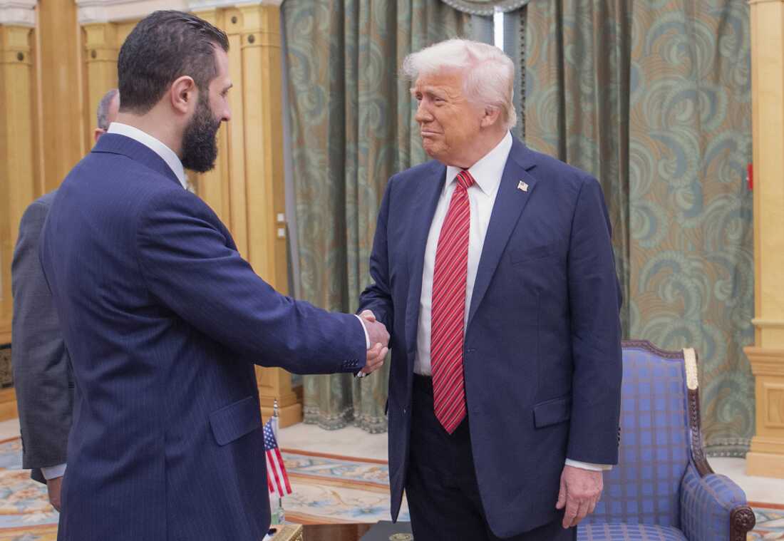 El presidente Trump se reúne con el presidente interino de Siria, Ahmed Al-Sharaa, el 14 de marzo de 2025 en Riad, Arabia Saudita.