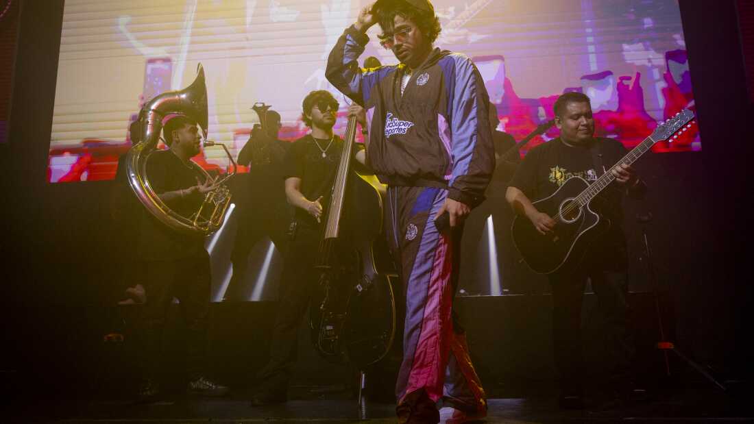 Los Ángeles, California - 28 de agosto: Jesús Ortiz Paz y los miembros de Fuerza Regida actúan en el escenario el 28 de agosto de 2024 en Los Ángeles, California. (Foto de Emma McIntyre/Getty Images para Siriusxm)
