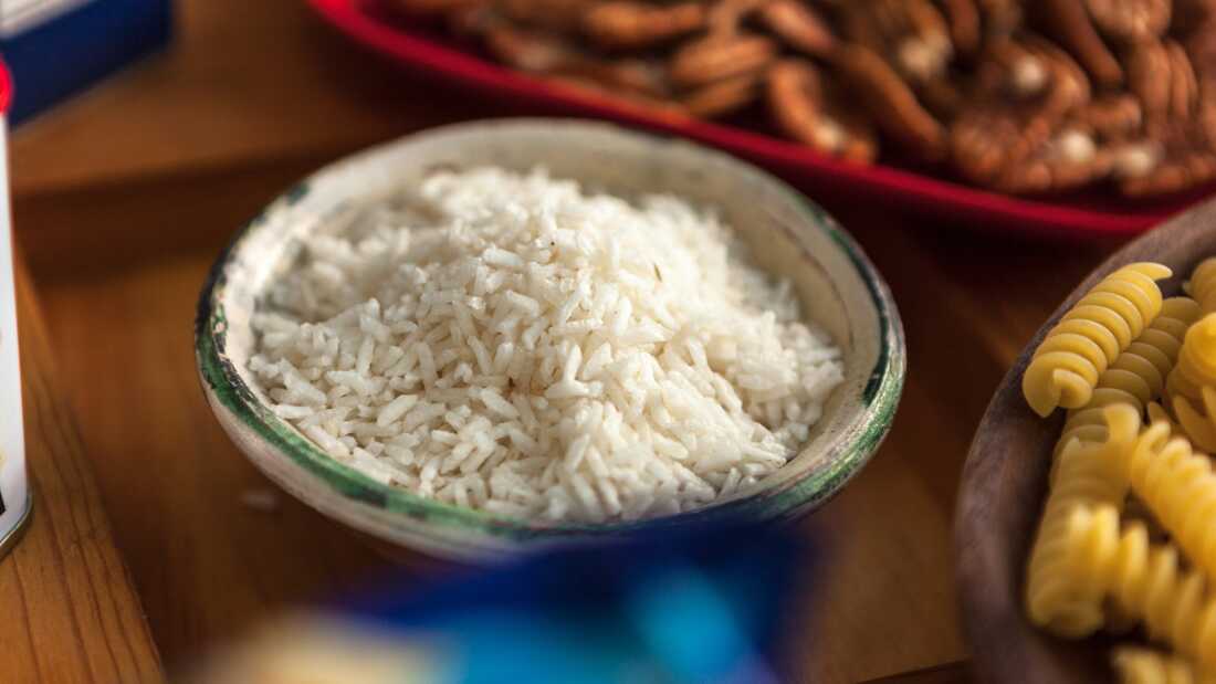 Cuando comemos carbohidratos como el arroz blanco y la pasta, los digiremos rápidamente, causando sobretensiones en el azúcar en la sangre. Pero hay una manera de disminuir la digestión.