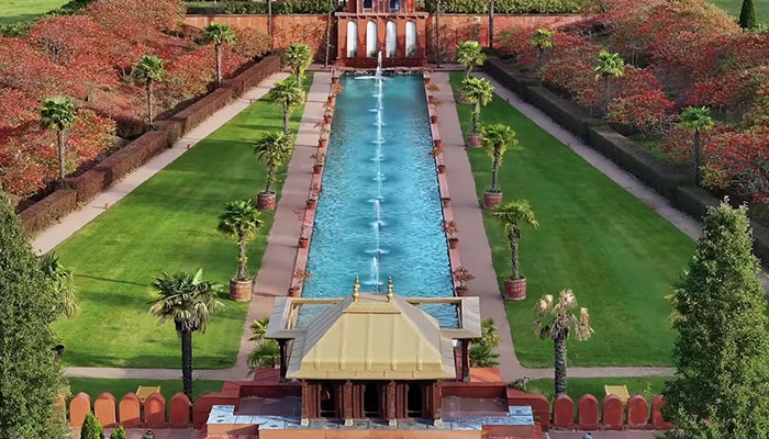 Vista aérea de la casa más cara del mundo con lujosos jardines y una larga característica central de agua.