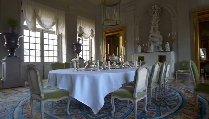 El elegante comedor en la casa más cara del mundo con muebles clásicos y decoración intrincada con un precio de 10 cifras.