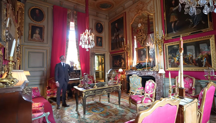 El lujoso interior de la casa más cara del mundo con muebles adornados y elaboradas obras de arte clásicas en las paredes.