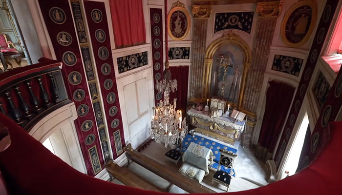 El lujoso interior de la casa más cara del mundo con decoraciones adornadas y un gran candelabro en un entorno histórico.