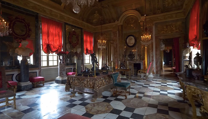 El lujoso interior de la casa más cara del mundo con decoración ornamentada, lámparas de araña y pisos de mármol en un estilo histórico.