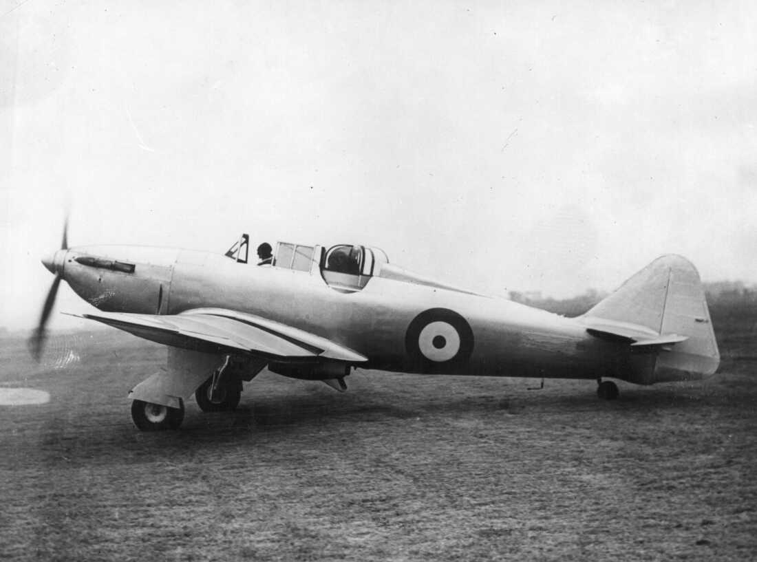 Un desafiante de Boulton-Paul, en enero de 1940, fue un luchador británico utilizado ampliamente por la Royal Air Force durante los primeros años de la Segunda Guerra Mundial. El autor Robert Buderi le dijo a NPR que la invención británica del magnetrón de la cavidad era fundamental para las fuerzas aliadas. El dispositivo compacto permitió que la RAF se ajustara a los sistemas de radar a los planos mismos, 