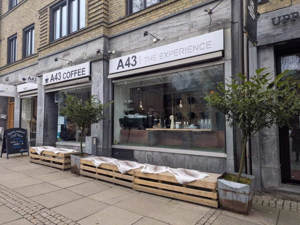 Una foto de A43, un café en Gotemburgo, Suecia. El edificio de cemento gris tiene una señal que lee