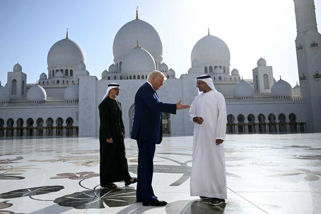 Yousif al-Obaidli, el director general de la Gran Mezquita Sheikh Zayed, acompaña al presidente Trump en un recorrido por la mezquita en Abu Dhabi el 15 de mayo de 2025.