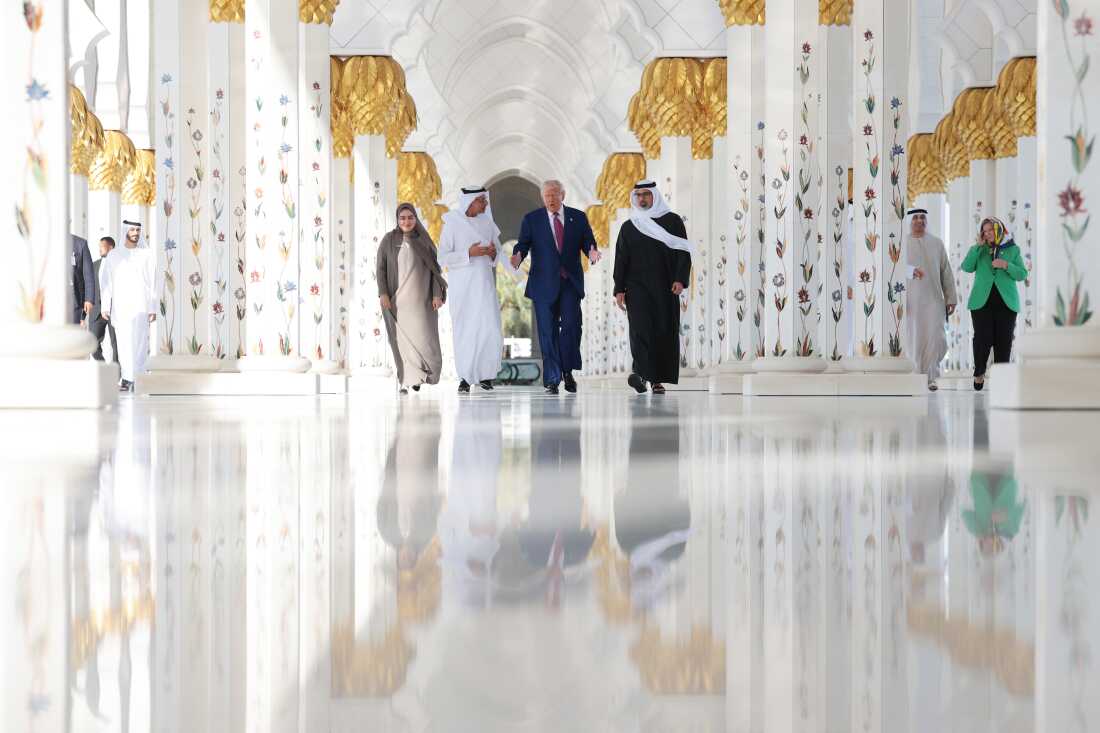 El presidente Trump recorre la Gran Mezquita Sheikh Zayed con el presidente de los EAU, Sheikh Mohamed bin, Zayed Al Nahyan, y los funcionarios de la mezquita, Dr. Yousef al-Obaidi y Ameena Alhammadi, el 15 de mayo de 2025.