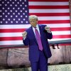 El presidente Trump baila como su canción de campaña