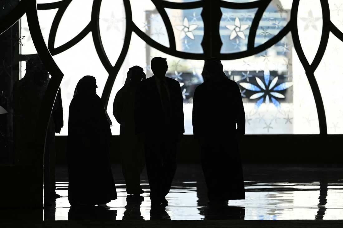 El presidente Trump visita la Gran Mezquita Sheikh Zayed en Abu Dhabi el 15 de mayo de 2025.