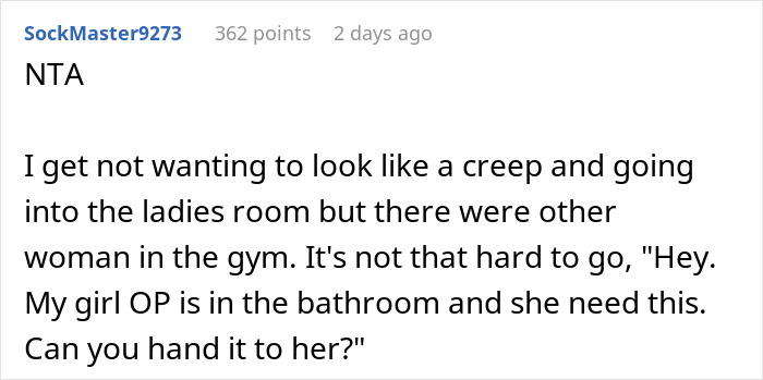 Comentario de Reddit discutiendo la negativa a entregar la almohadilla y los tejidos del período durante una tensa situación en el gimnasio.